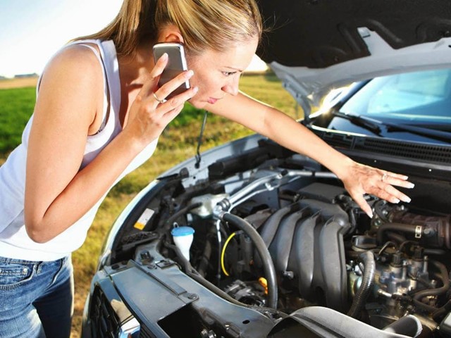 ¿Qué hacer si tu coche te deja tirado en la carretera?